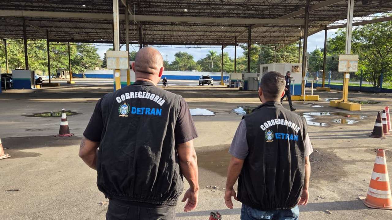 Posto de vistoria do Detran-RJ em operação após abertura de sindicância por descarte irregular de documentos.