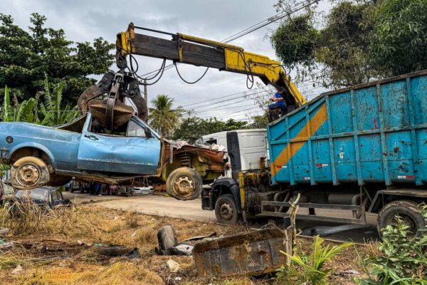 Agentes do Detran RJ fiscalizam ferro-velho irregular em Itaboraí durante a Operação Desmonte.