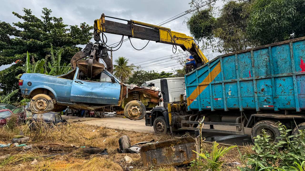 Agentes do Detran RJ fiscalizam ferro-velho irregular em Itaboraí durante a Operação Desmonte.