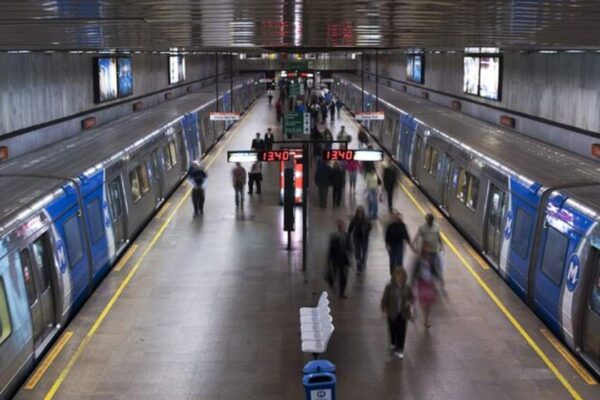 Estação de metrô com trens e passageiros, Rio de Janeiro.