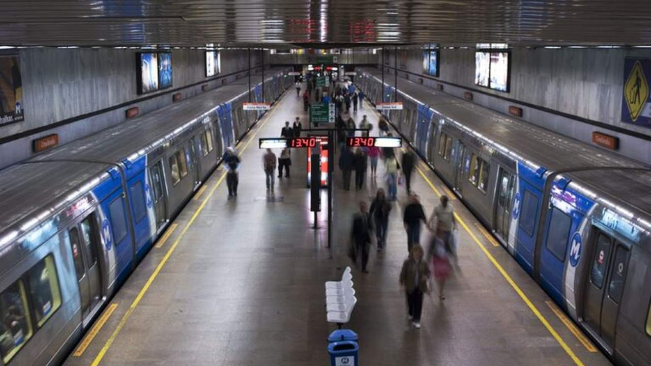 Estação de metrô com trens e passageiros, Rio de Janeiro.