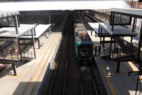 Estação de trem no Rio de Janeiro com problemas estruturais e falta de acessibilidade.