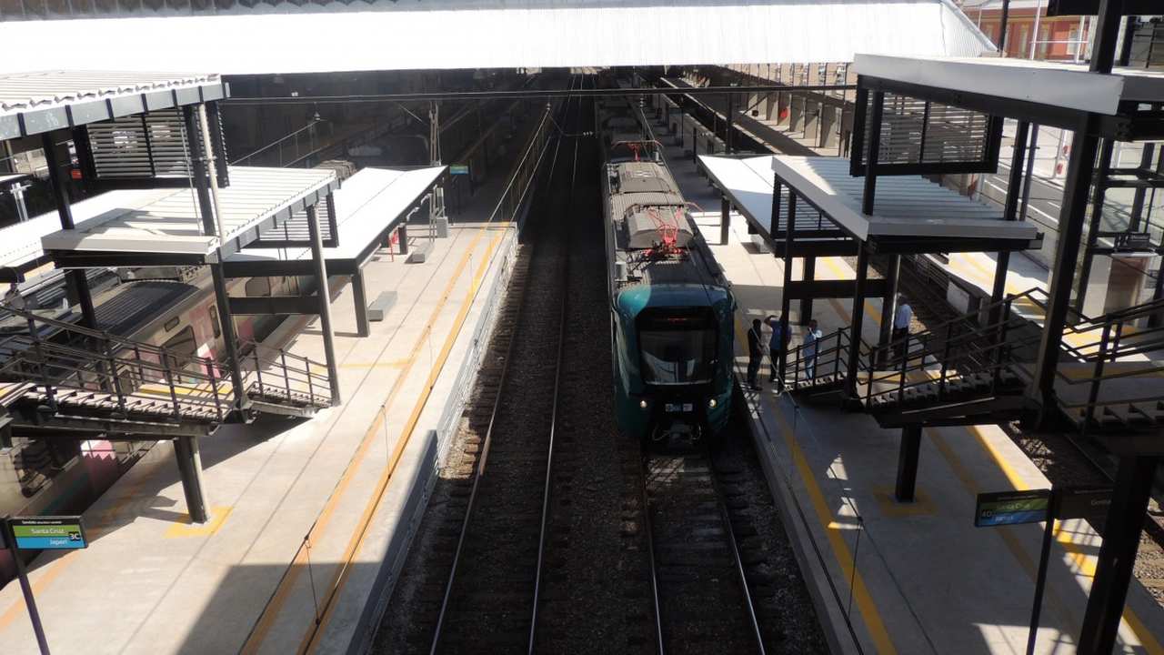 Estação de trem no Rio de Janeiro com problemas estruturais e falta de acessibilidade.