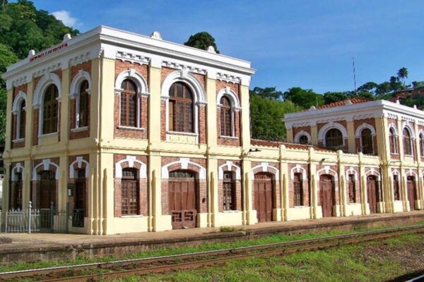 Estação Ferroviária de Engenheiro Paulo de Frontin, RJ, com arquitetura histórica e trilhos