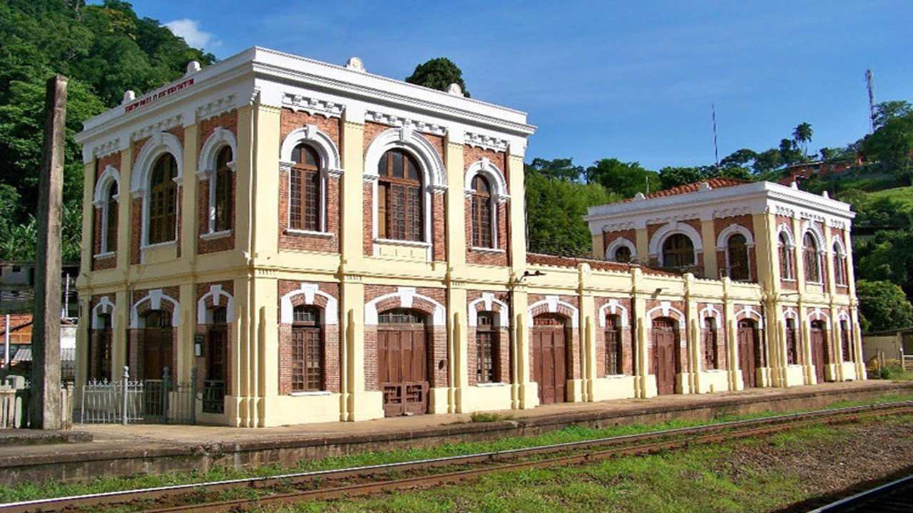 Estação Ferroviária de Engenheiro Paulo de Frontin, RJ, com arquitetura histórica e trilhos