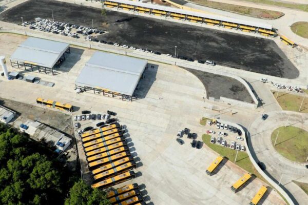 Estacionamento de ônibus do BRT, com estações e veículos estacionados.