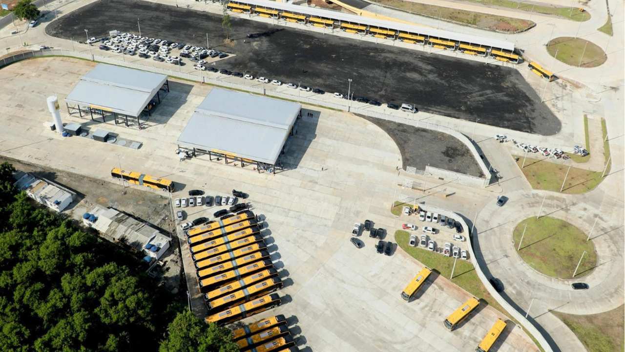 Estacionamento de ônibus do BRT, com estações e veículos estacionados.