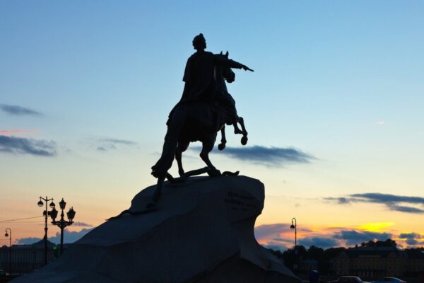 Estátua equestre de Pedro, o Grande, em São Petersburgo, Rússia, ao pôr do sol.