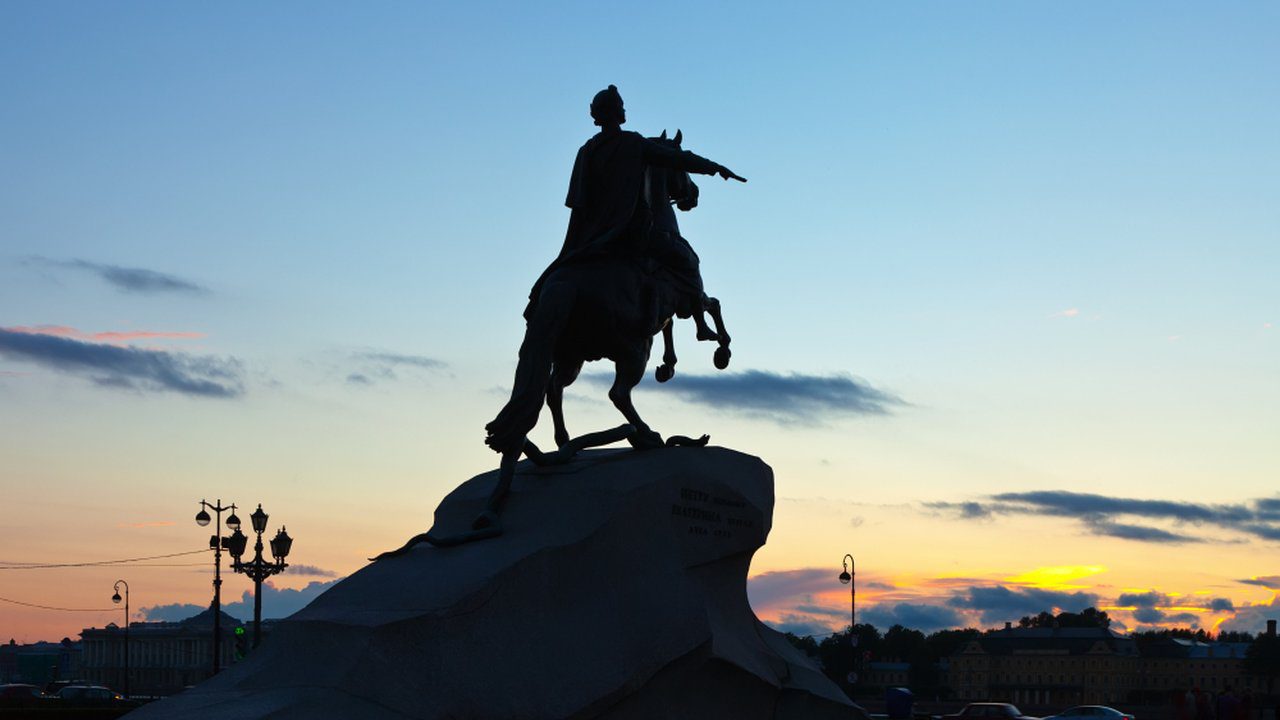 Estátua equestre de Pedro, o Grande, em São Petersburgo, Rússia, ao pôr do sol.