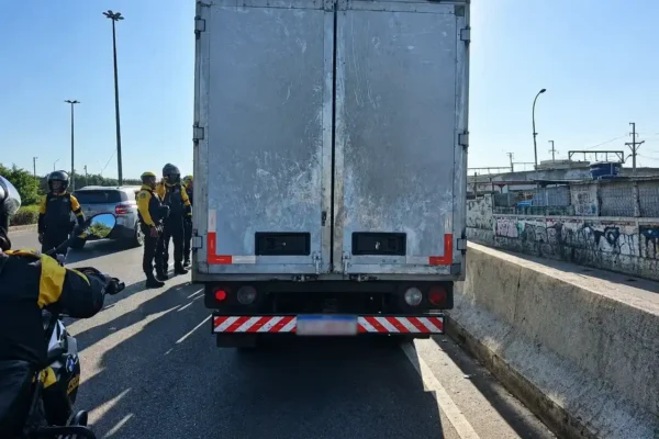 Caminhão recuperado pela Força Municipal após roubo de carga no Centro do Rio