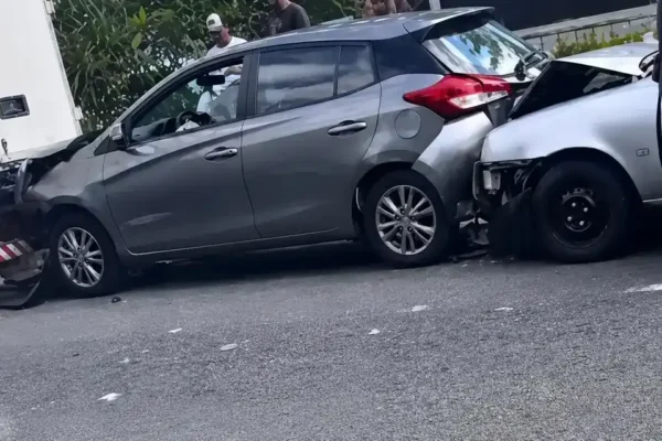Três carros envolvidos em engavetamento na Avenida Conselheiro Julius Arp, em Nova Friburgo