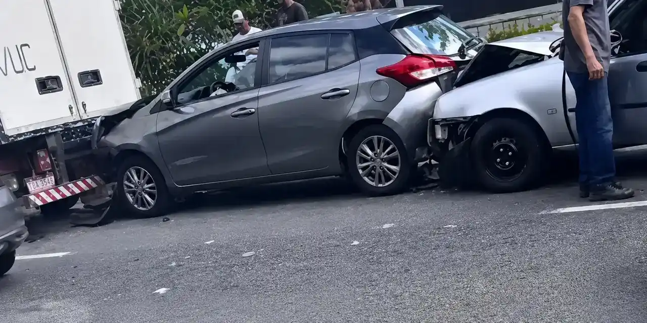 Três carros envolvidos em engavetamento na Avenida Conselheiro Julius Arp, em Nova Friburgo