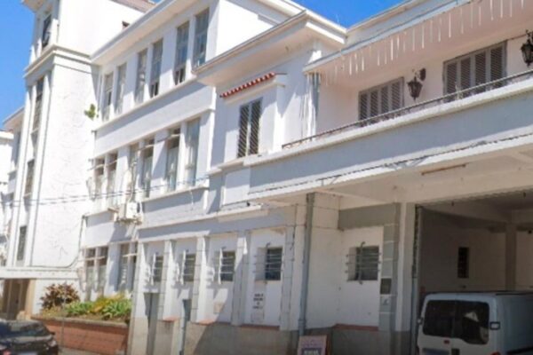 Fachada da antiga Fábrica Ypu em Nova Friburgo, RJ, em processo de leilão.