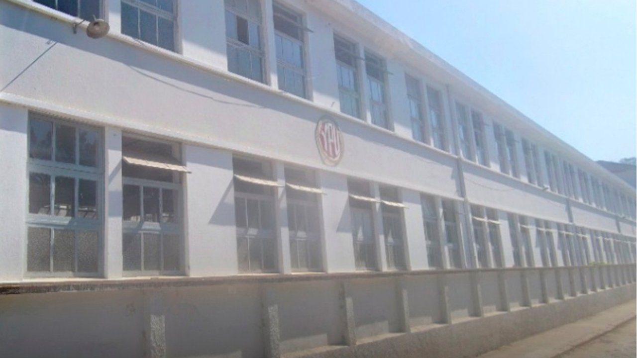 Fachada de antiga fábrica, parte de complexo industrial histórico em Nova Friburgo.