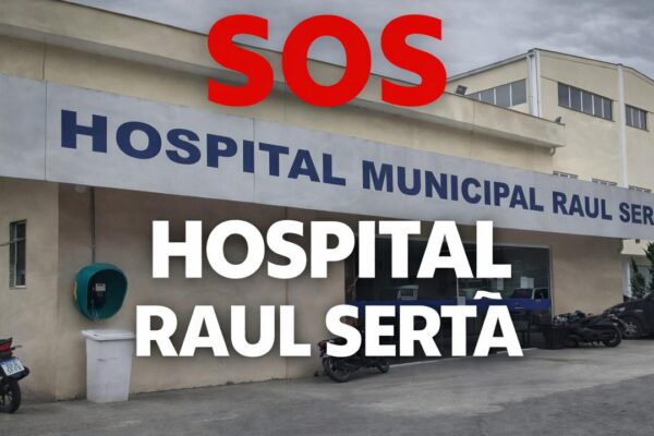 Fachada do Hospital Municipal Raul Sertã com a palavra 'SOS' em destaque. Denúncias de falta de recursos.