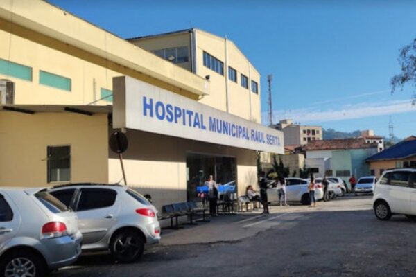 Fachada do Hospital Municipal Raul Sertã em Nova Friburgo, Brasil.