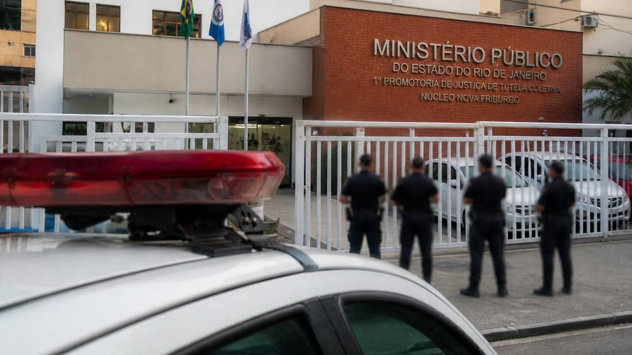 Fachada do Ministério Público no Rio de Janeiro com viatura policial.