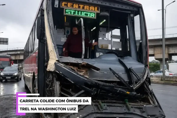 Ônibus da TREL e carreta envolvidos em acidente na Rodovia Washington Luiz, em Duque de Caxias