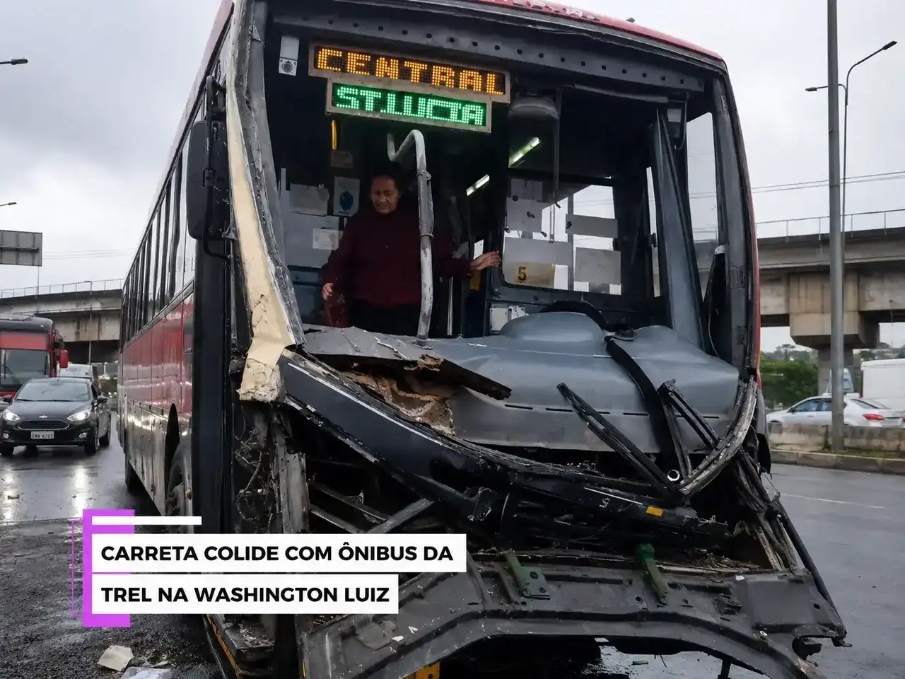 Ônibus da TREL e carreta envolvidos em acidente na Rodovia Washington Luiz, em Duque de Caxias