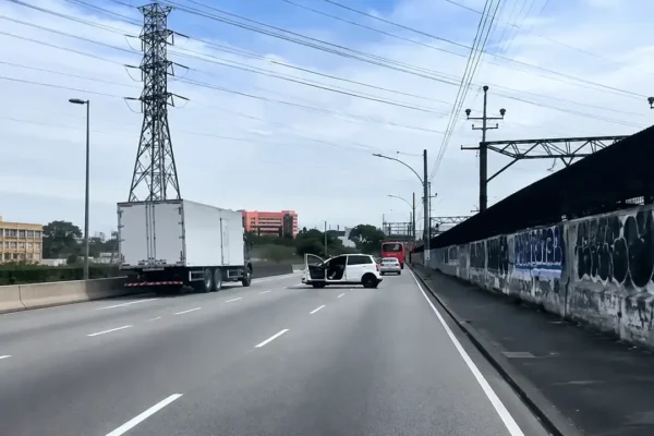 Caminhão e carro em contato durante confusão no Viaduto de Cascadura