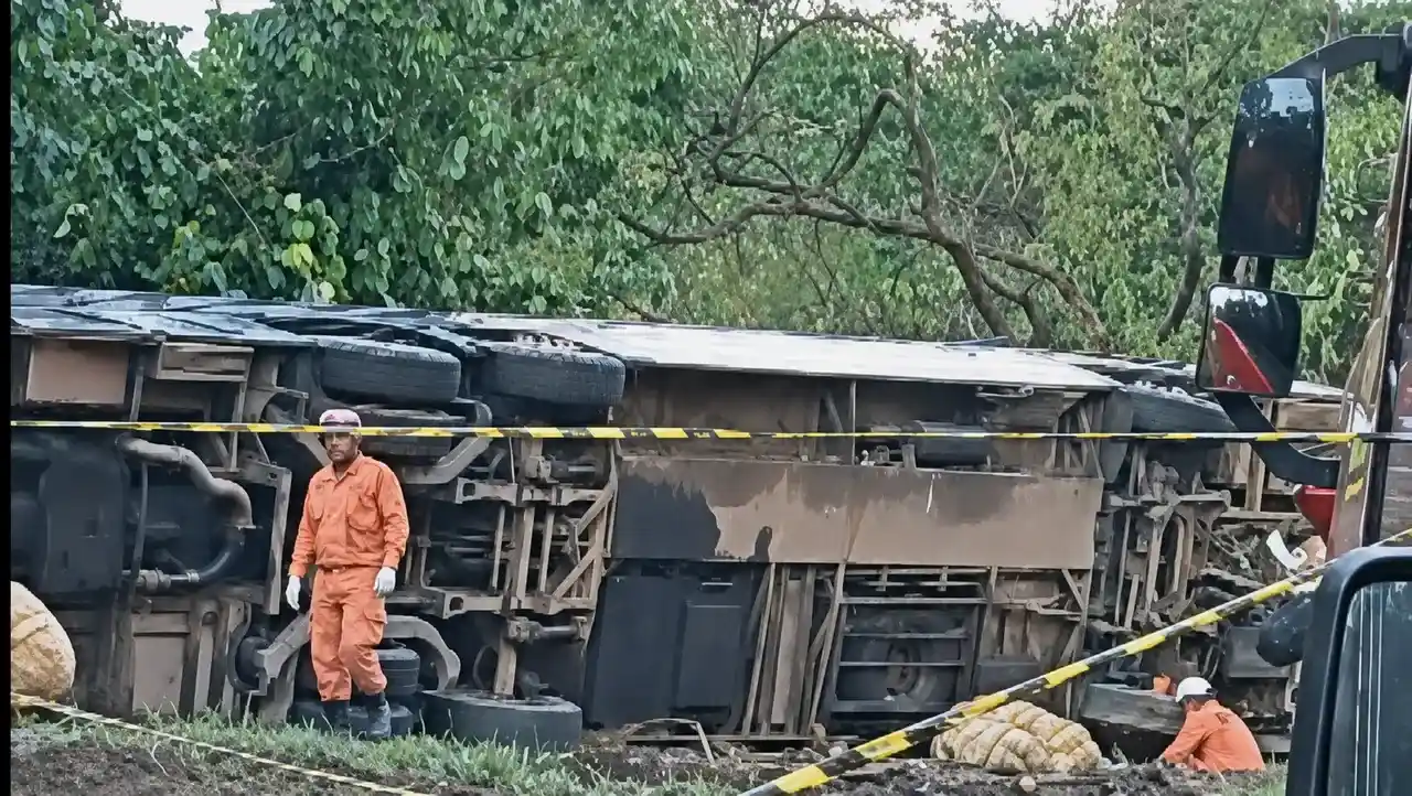 Ônibus tombado às margens da BR-040, em Petrópolis, com bombeiros trabalhando na área isolada.