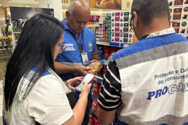Fiscalização do Procon RJ apreende café em supermercado.