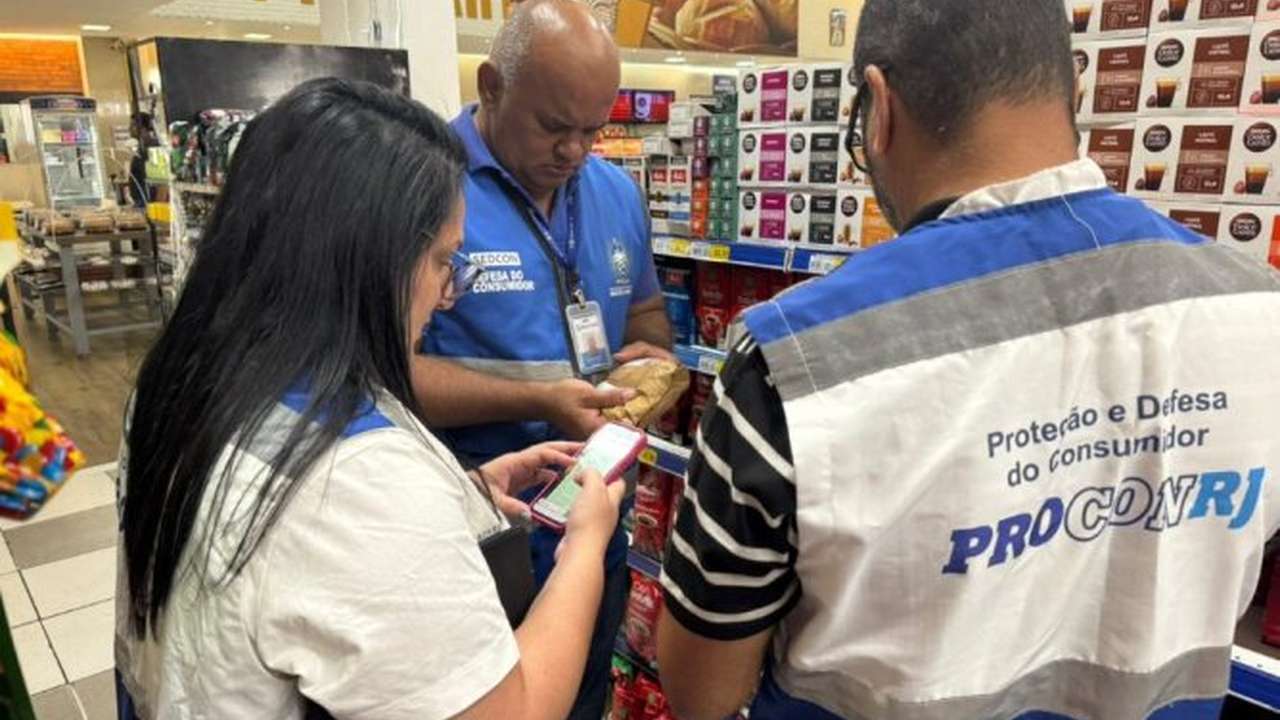 Fiscalização do Procon RJ apreende café em supermercado.