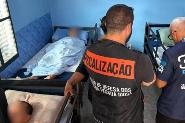 Fiscalização em asilo irregular no Rio de Janeiro, com idosos e agentes.