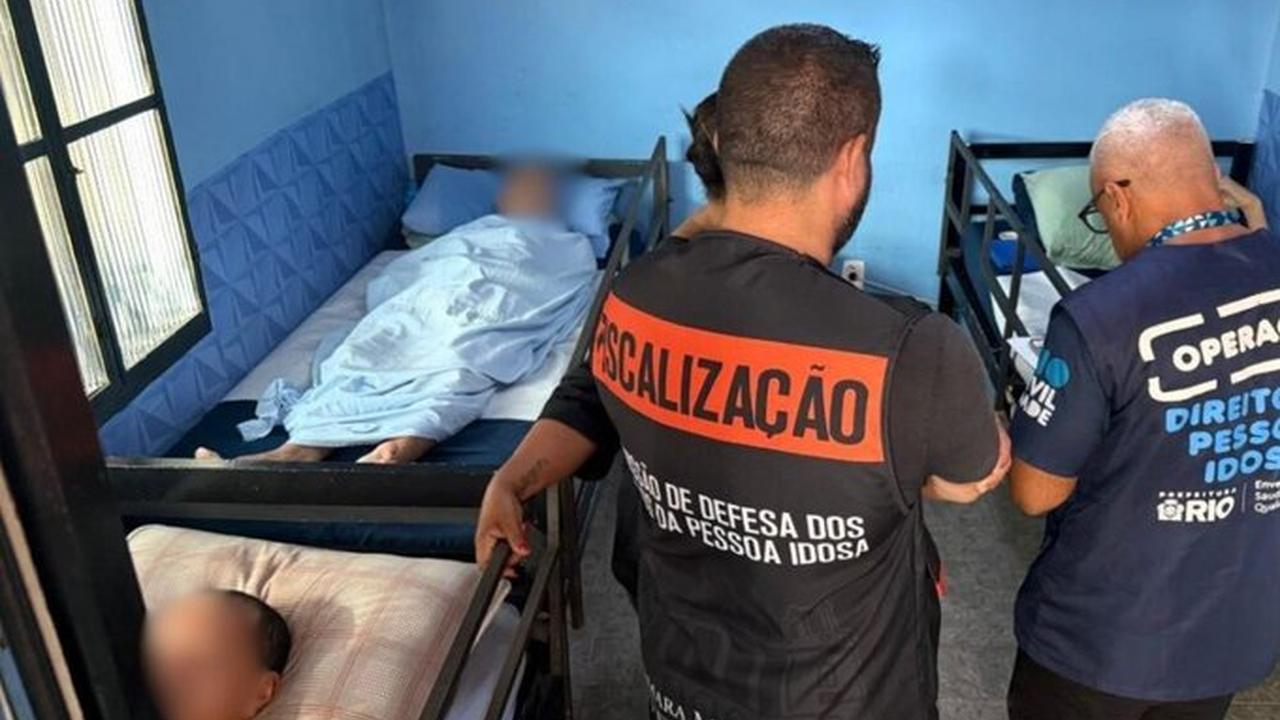 Fiscalização em asilo irregular no Rio de Janeiro, com idosos e agentes.