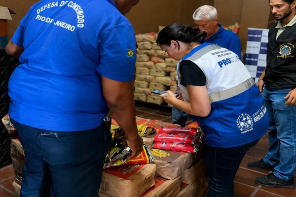 Fiscalização encontra café adulterado em operação no Rio de Janeiro.