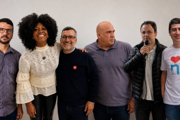 Grupo de políticos em Nova Friburgo, Brasil, preparando-se para as eleições.