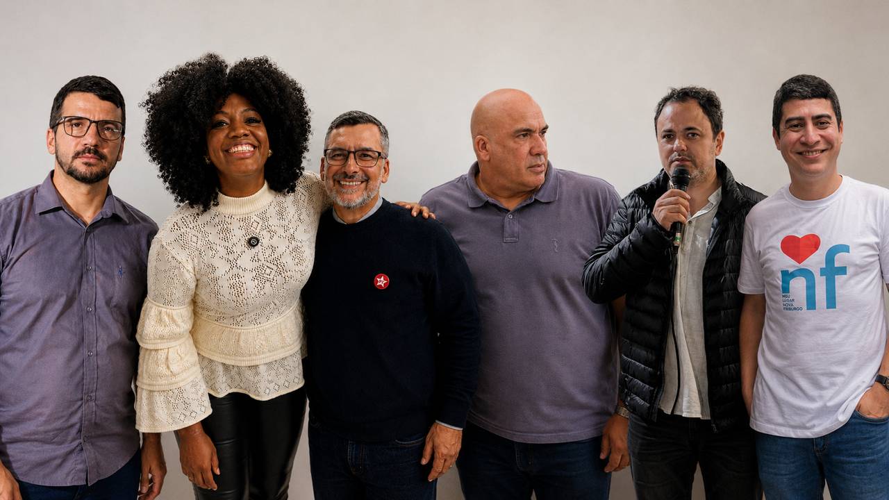 Grupo de políticos em Nova Friburgo, Brasil, preparando-se para as eleições.