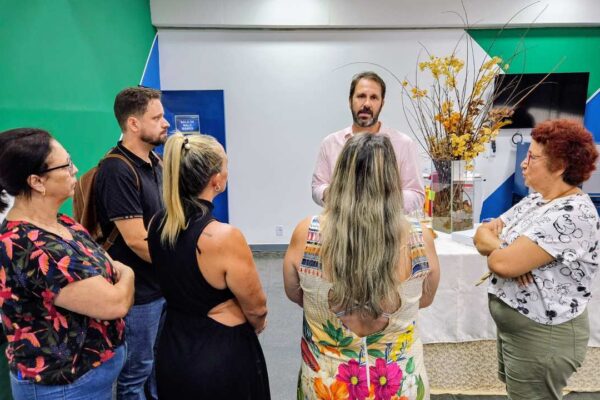 Grupo observa instalações em escola. Vistoria técnica em Cordeiro e Cantagalo (RJ).