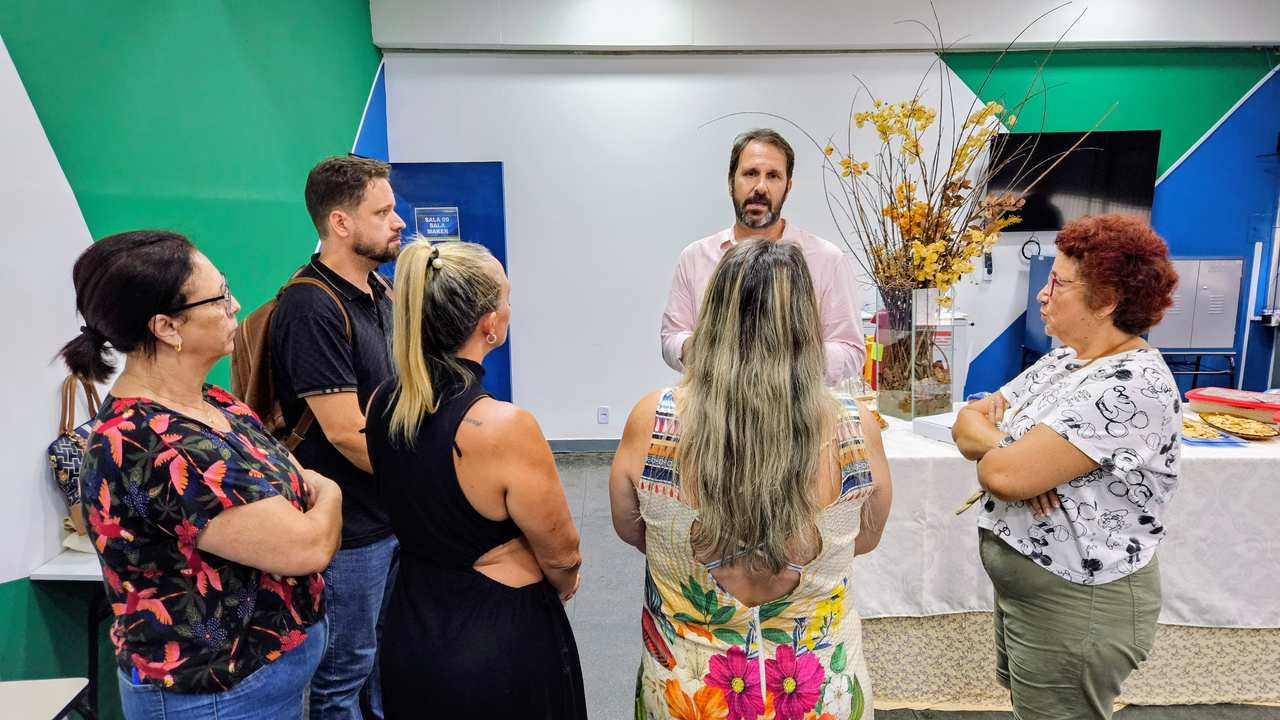 Grupo observa instalações em escola. Vistoria técnica em Cordeiro e Cantagalo (RJ).