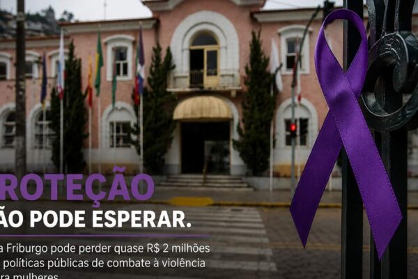 Imagem com laço roxo, texto 'PROTEÇÃO NÃO PODE ESPERAR' e fundo de prédio.