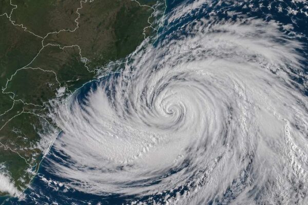 Imagem de satélite mostra ciclone bomba no sul do Brasil, com ventos e chuva se aproximando do Rio de Janeiro.