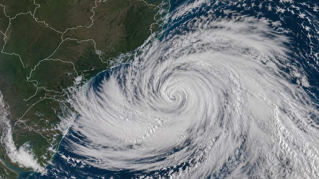 Imagem de satélite mostra ciclone bomba no sul do Brasil, com ventos e chuva se aproximando do Rio de Janeiro.
