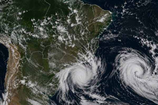 Imagem de satélite mostra dois ciclones se formando na costa brasileira.