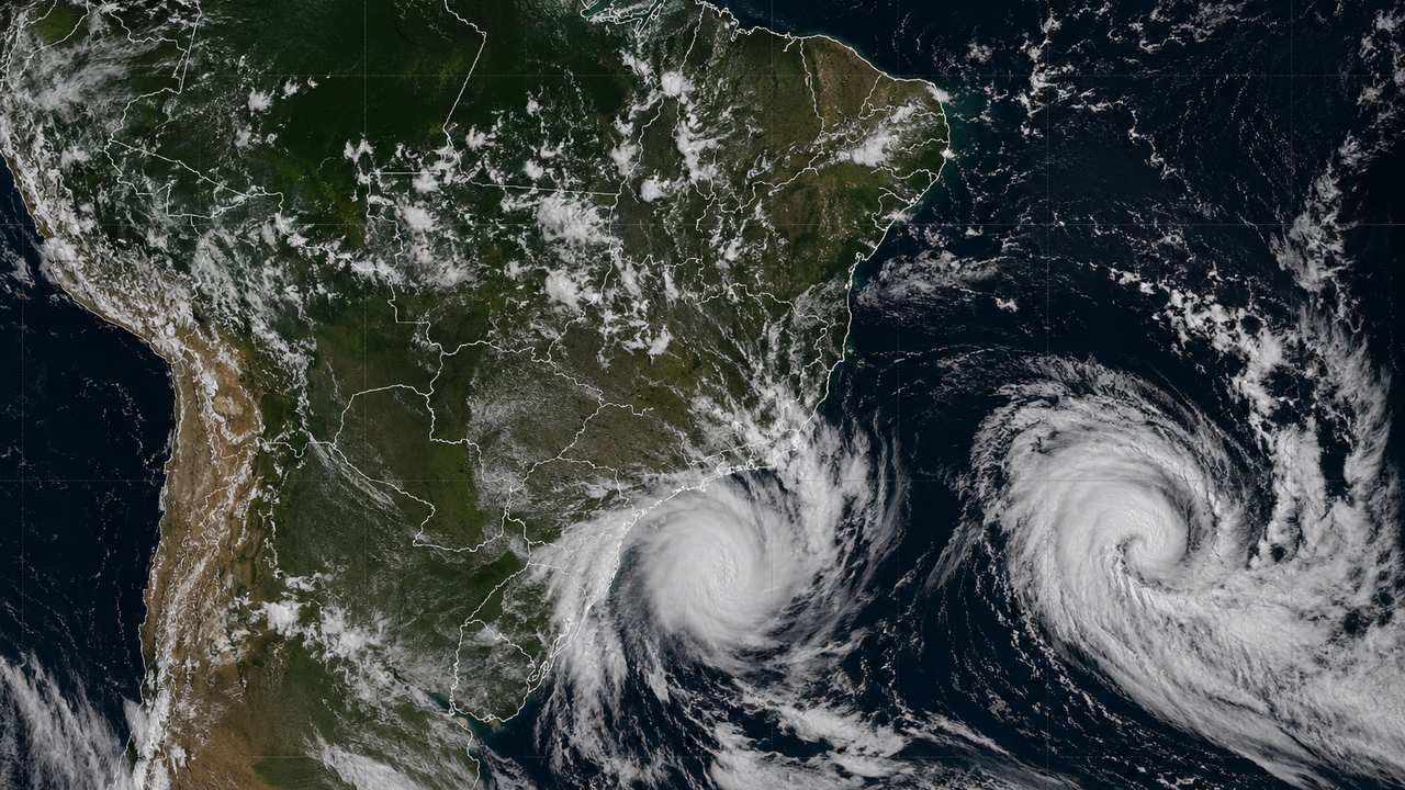 Imagem de satélite mostra dois ciclones se formando na costa brasileira.