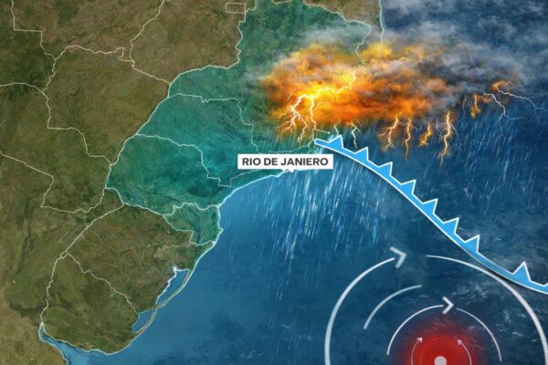 Imagem de satélite mostra frente fria avançando sobre o Rio de Janeiro com raios e chuva intensa.