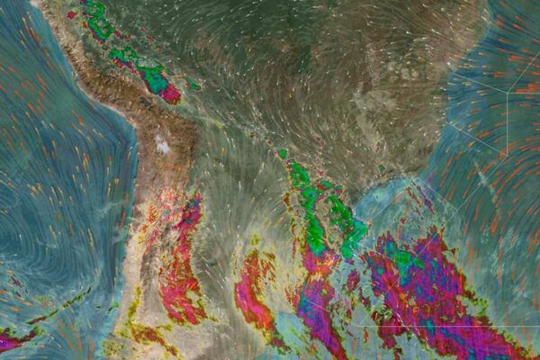 Imagem de satélite mostra padrões climáticos no Rio de Janeiro, com áreas de chuva e ventos.