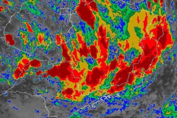 Imagem de satélite mostra tempestade sobre a Zona da Mata Mineira e se movendo para o Rio de Janeiro.