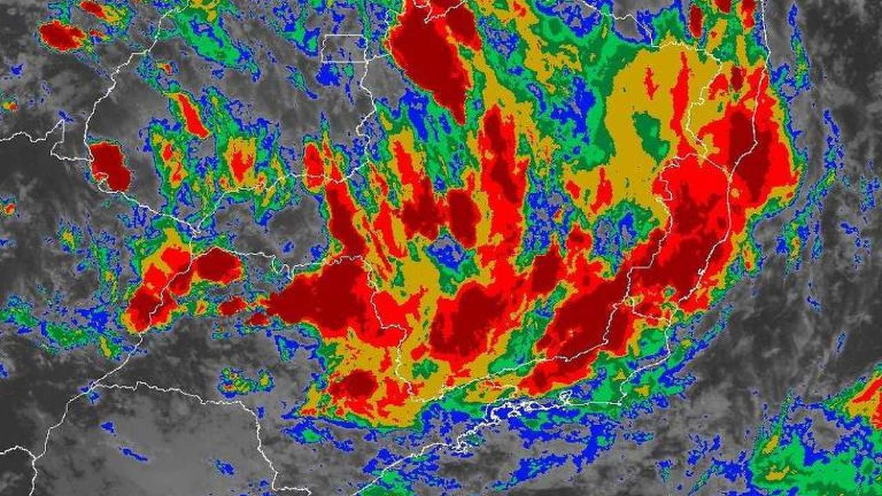 Imagem de satélite mostra tempestade sobre a Zona da Mata Mineira e se movendo para o Rio de Janeiro.
