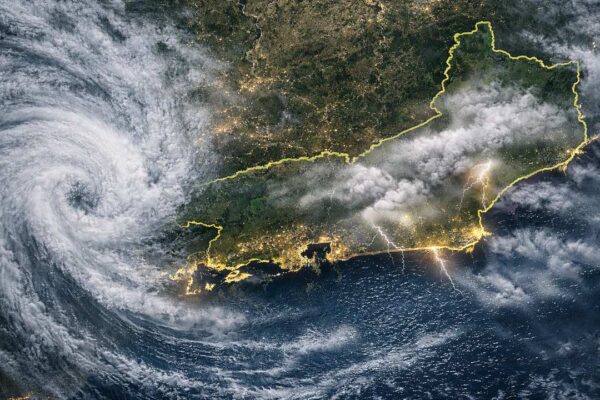Imagem de satélite mostra tempestade sobre o Rio de Janeiro com raios e contorno do estado em destaque.