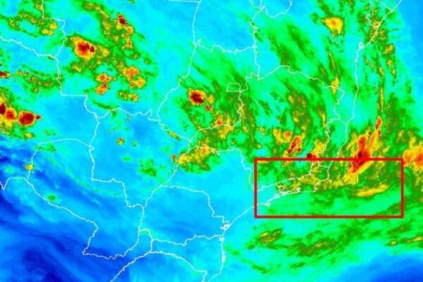 Imagem de satélite mostra tempestades sobre o Rio de Janeiro em 24/02/2026, com alerta de temporais.