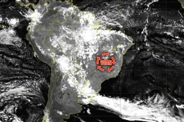 Imagem de satélite mostrando o Brasil com o sistema VCAN indicando áreas de chuva.