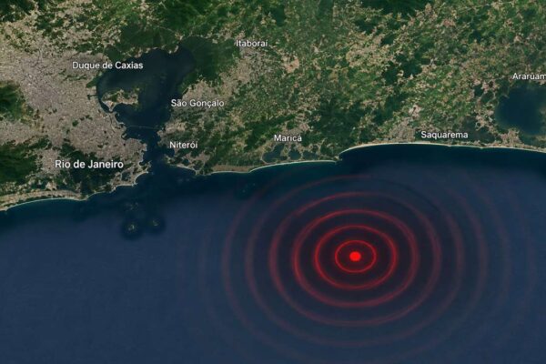 Imagem mostrando o mar com círculos vermelhos indicando um tremor de terra próximo ao Rio de Janeiro.