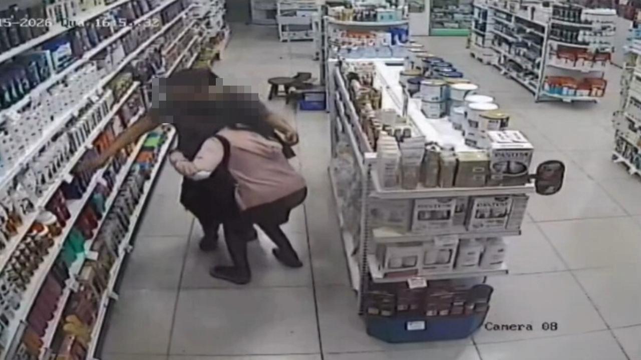 Imagens de câmera de segurança registram possível furto em farmácia em Nova Friburgo.