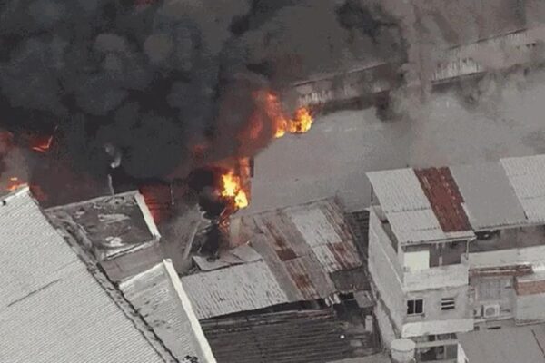Incêndio em galpão de motopeças em Ramos, Rio de Janeiro. Fumaça e chamas intensas.