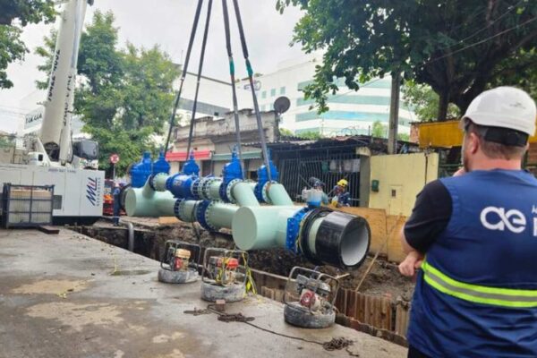 Instalação de tubulação de água com guindaste em via pública no Rio de Janeiro